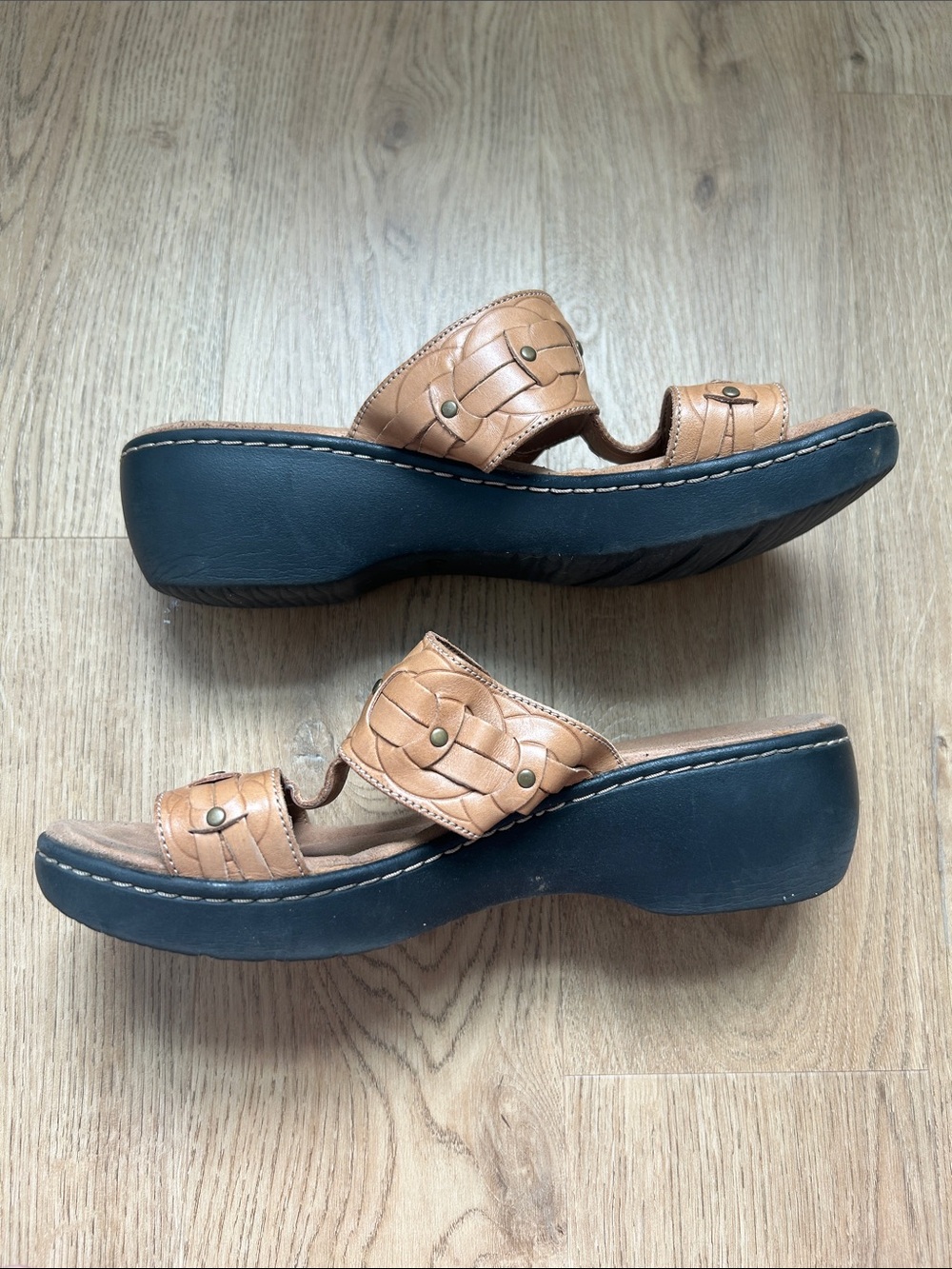 Clarks women’s Tan delana macrae sandal size 7.5 EUC - Picture 3 of 5